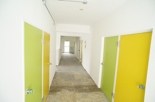 2階廊下の様子。床はこれから施工です。ドア色は交互に緑と黄色。