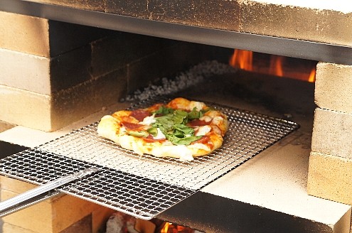石窯で焼くとモッチリとして美味しいピザになります。