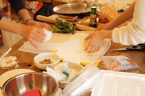 当日お仕事がお休みの入居者さんが朝から準備してくれました。パン生地、ピザ生地から手作りしています。