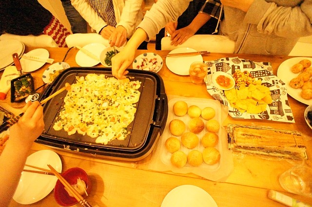 左からタコ焼き、手作りパン、穴子のお寿司