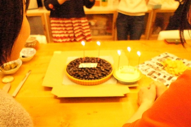 弊社からのお土産キルフェボンのフルーツタルトと入居者さんからの誕生日祝いのチーズケーキ