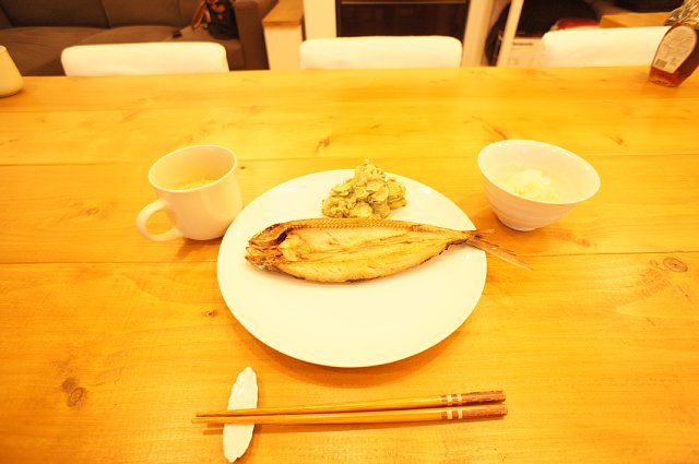 キウイと葉物野菜のスムージー、焼き魚と冷蔵庫で保存しておいたサラダ、大根おろし