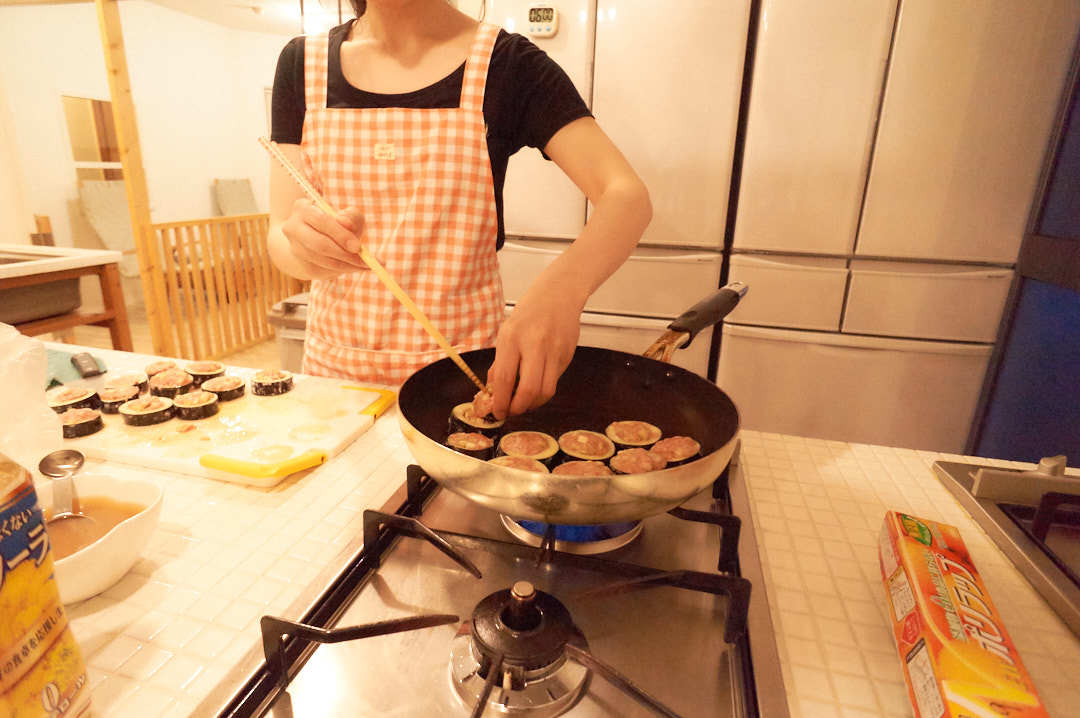 ひき肉を入れた茄子を焼いているところ