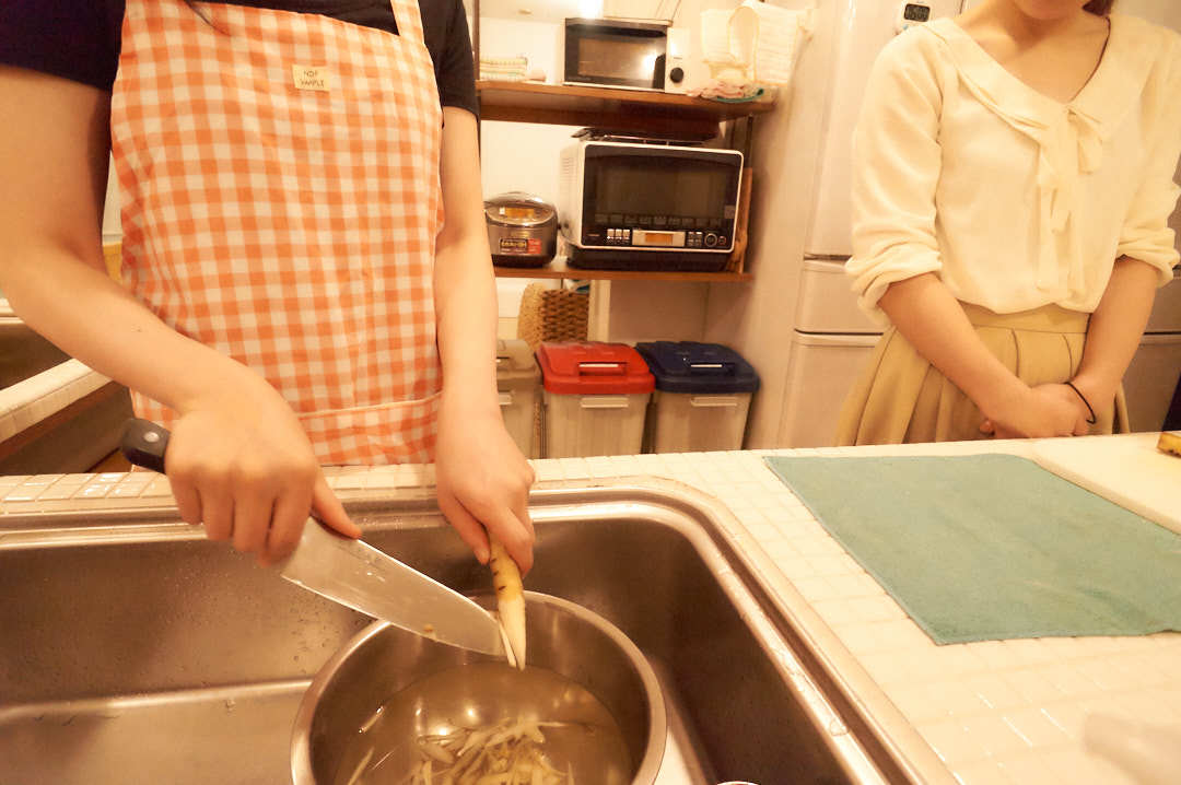 肉味噌の作り方をフムフムと聞いている様子