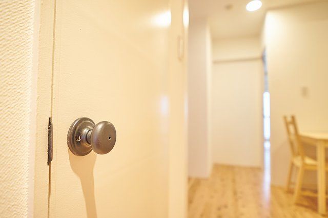 601:トイレ入口はレトロなアイアンの握り